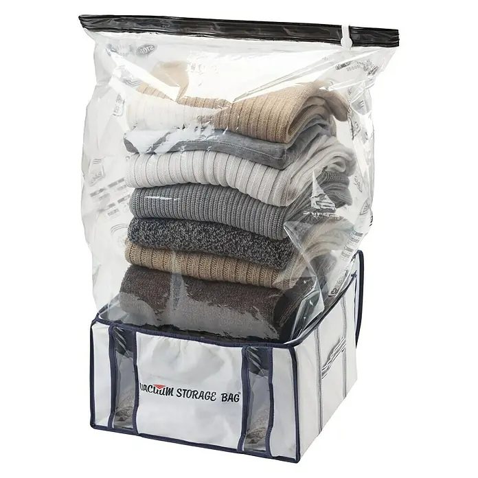 Regalux Vakuum-Beutel mit Tasche L - Volumen: 42 l, 42 x 40 x 25 cm - Bild einer Vakuum-Aufbewahrungstasche mit gestapelter Kleidung. Praktische Lösung zur Platzersparnis und Organisation von Textilien.