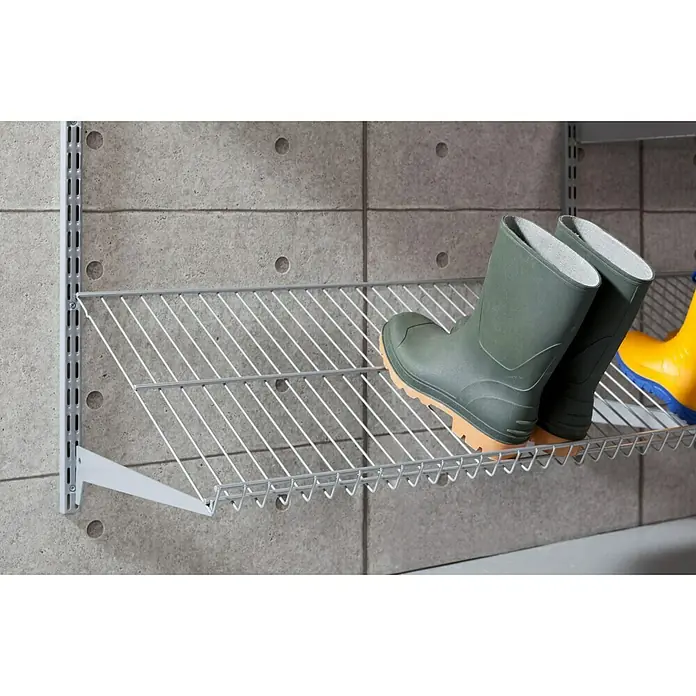Element System Classic Wandschiene EL 32 - Länge: 95 cm, Weiß/Aluminium, Passend für: Träger mit Raster 32 mm, Zweilochsystem - Draufsicht auf ein verstellbares Regalsystem mit einem Paar grüner Gummistiefel und gelber Gummistiefel auf dem Regal, perfekt für die Aufbewahrung von Schuhen.