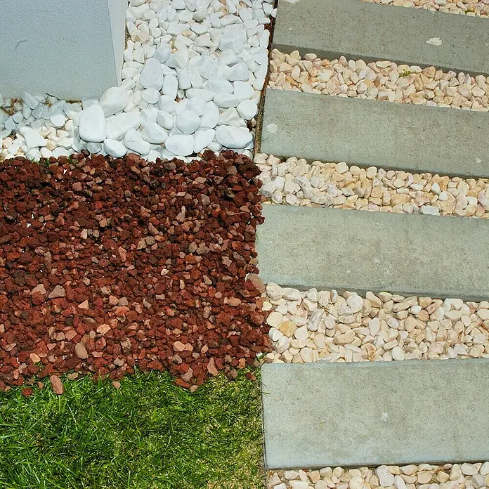 Gravilla - Grano: 8 mm - 12 mm, Gris, 20 kg - Diseño de jardín con grava blanca, roca de lava roja, césped y losas de piedra.
