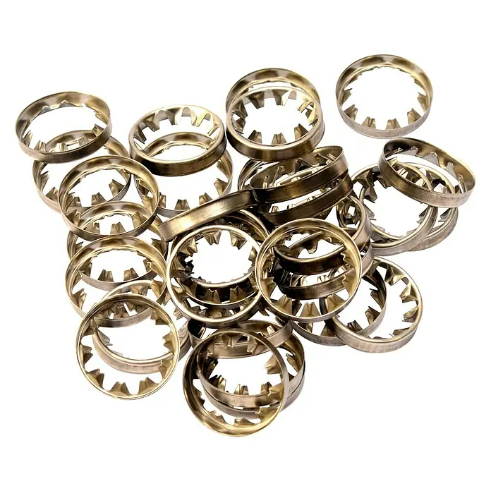 Anillos de retención - Diámetro: 22 mm, 5 ud. - Primer plano de arandelas de retención apiladas sobre una superficie blanca. Estas arandelas están diseñadas para una fijación segura.