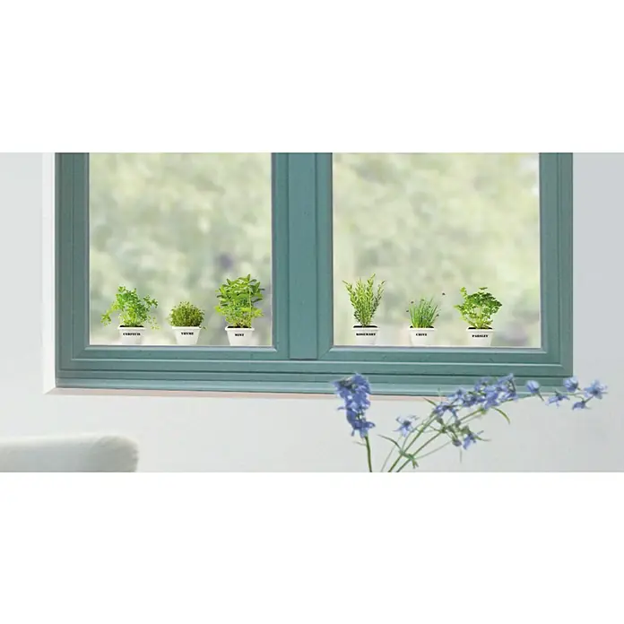 Vinilo de pared cristal - 21 x 29,7 cm, Verde, Plástico - Jardín de hierbas en el alféizar de la ventana. Una hilera de macetas de hierbas con etiquetas, incluyendo perifollo, tomillo y menta, sobre un alféizar.