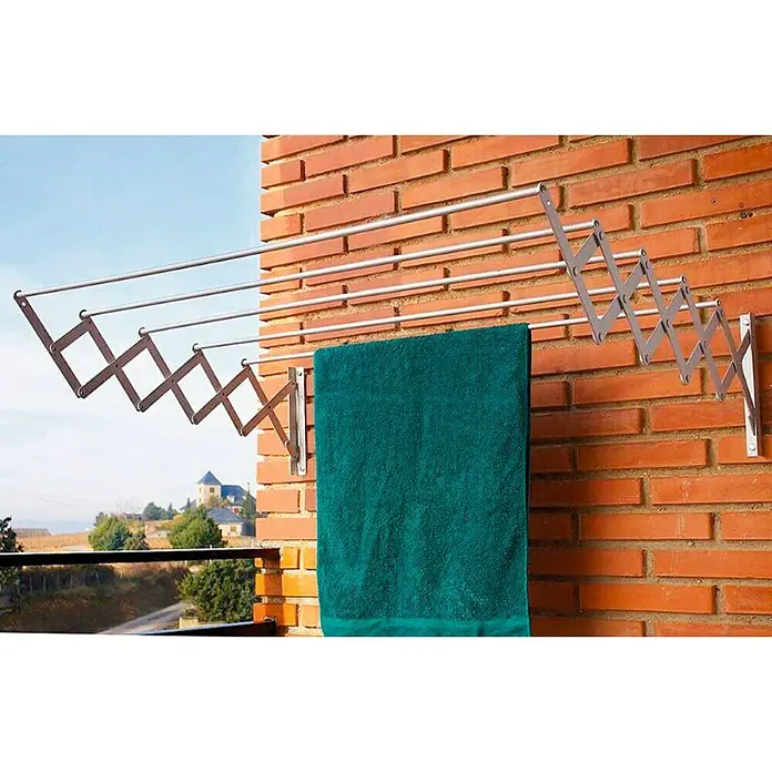 Tendedero de pared extensible - Longitud cuerda de tender: 6 m, Ancho: 120 cm, Blanco - Imagen de un tendedero retráctil de metal con una toalla verde sujeta a una pared de ladrillo.