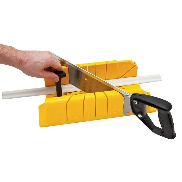 Stanley Caja y cortador de ingletes 1-20-600 - 3.175 x 1.702 x 1.083 mm, Acero - Caja de ingletes amarilla Stanley con sierra de mano para cortar molduras en diferentes ángulos para trabajos de madera precisos.