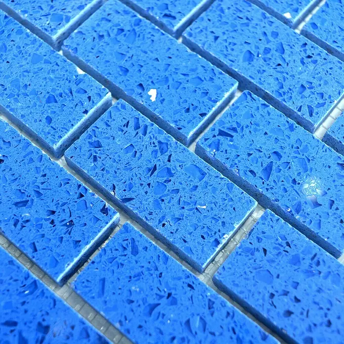 Mosaikfliese Brick Artifical XCM ASMB5 - 30 x 30 cm, Blau, Glänzend - Nahaufnahme von blauen Mosaikfliesen in einem Fischgrätenmuster, ideal für stilvolle Wand- und Bodengestaltung im Innenbereich.