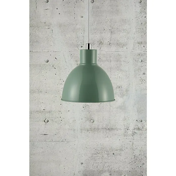 Nordlux Lámpara colgante redonda Pop - 60 W, Ø x Al: 21,5 x 23 cm, Verde, E27 - Una elegante lámpara colgante verde menta con un acabado brillante contra una pared de concreto, que aporta un toque de encanto vintage a cualquier espacio.