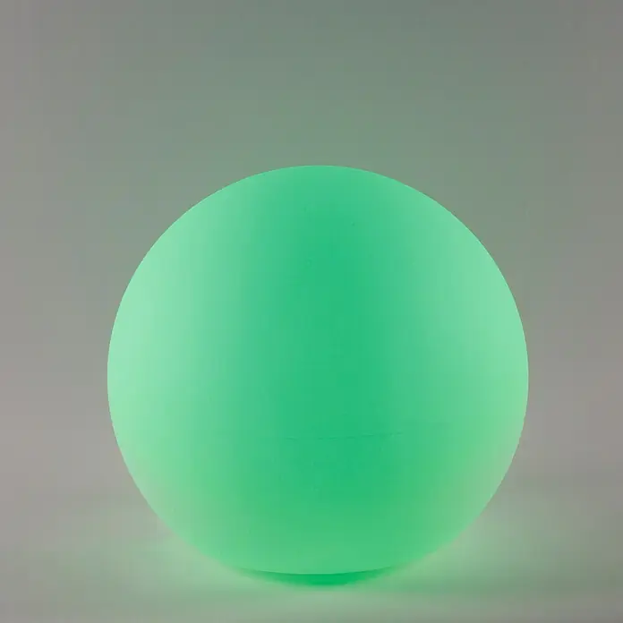 New Garden Solar-Dekoleuchte Buly - Durchmesser: 40 cm, IP65 - Nahaufnahme eines runden, hellgrünen Balls vor einem neutralen Hintergrund, der das minimalistische Design und die weiche Farbgebung hervorhebt.