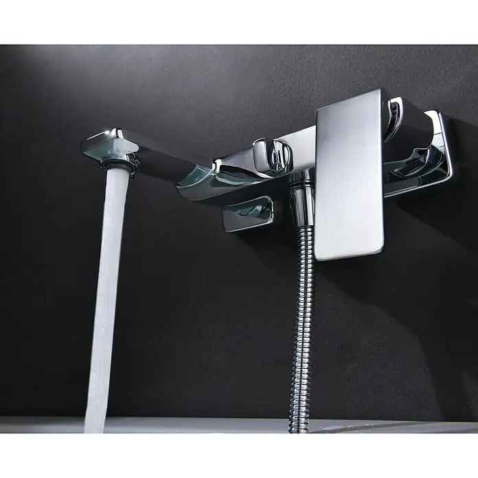 Imex Fiyi Grifo monomando de bañera - Cromo, Brillante - Un grifo de baño cromado con agua corriente, combinando funcionalidad y diseño moderno para su baño.