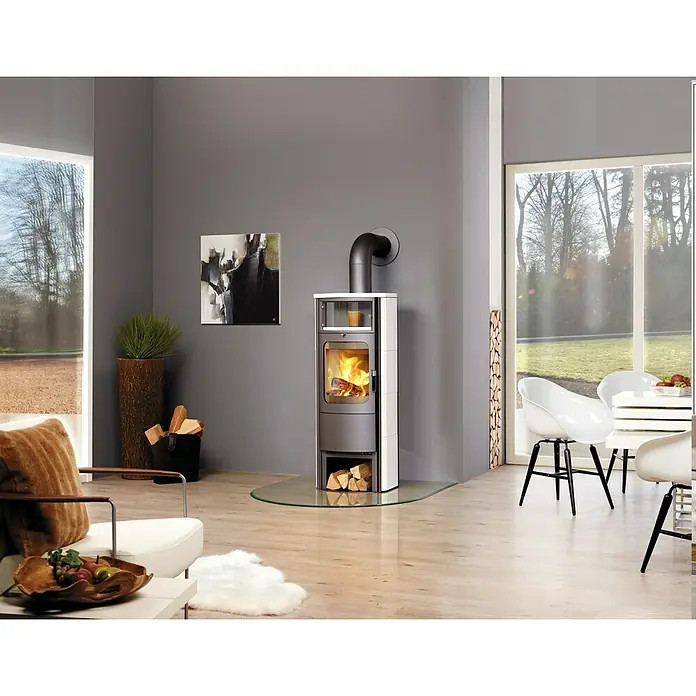 Hark Kaminofen Opera B Grande - 7 kW, Raumheizvermögen: 193 m³, Material Verkleidung: Keramik, Creme/Weiß - Elegantes Kaminofen-Design mit Holzscheitlagerung und Glasplatte, das Wärme und Stil in jeden Wohnraum bringt.