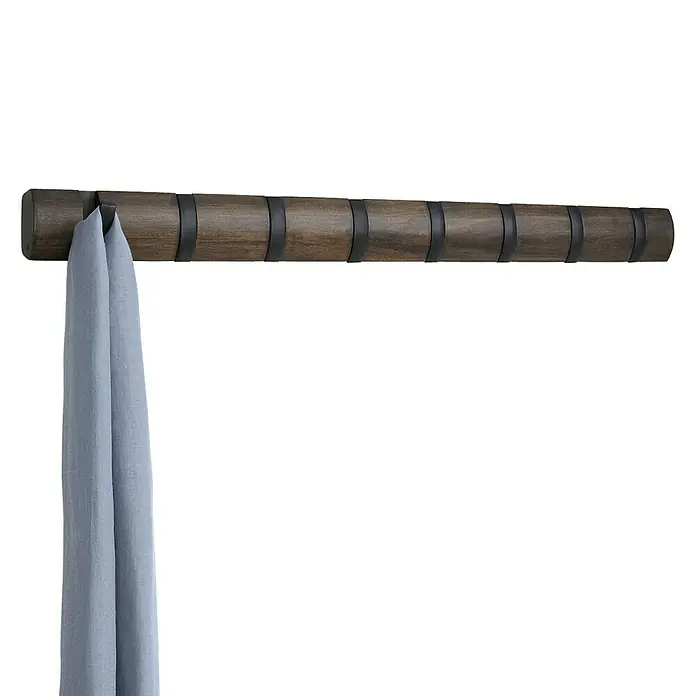 Umbra Garderobenleiste Flip - L x B x H: 81,3 x 2,5 x 7,6 cm, Anzahl Haken: 8 Stk., Walnuss - Ein horizontaler, brauner Holzgarderobenhänger mit schwarzen Akzenten und einem hellblauen Tuch. Praktisch für Jacken, Schals und mehr.