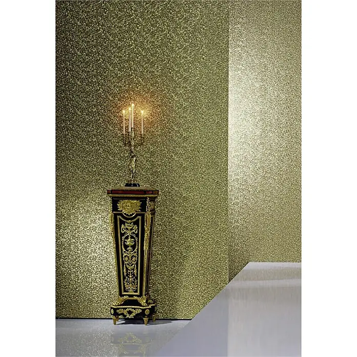 Glööckler Vliestapete - Federmuster - Gold, Ornament, 10,05 x 0,7 m - Elegantes Interieur mit einem barocken Beistelltisch, gekrönt von einem Kerzenständer, vor einer goldenen Glitzertapete.