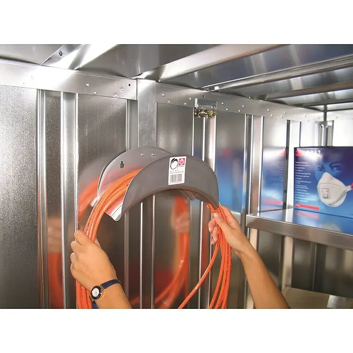 BOS Best of Steel Schlauch- & Kabelhalterung SKA - Passend für: BOS Best of Steel Schnellbaucontainer, Traglast: 5 kg - Eine Person befestigt ein oranges Kabel an einem grauen Wandhalter in einem metallischen Innenraum.