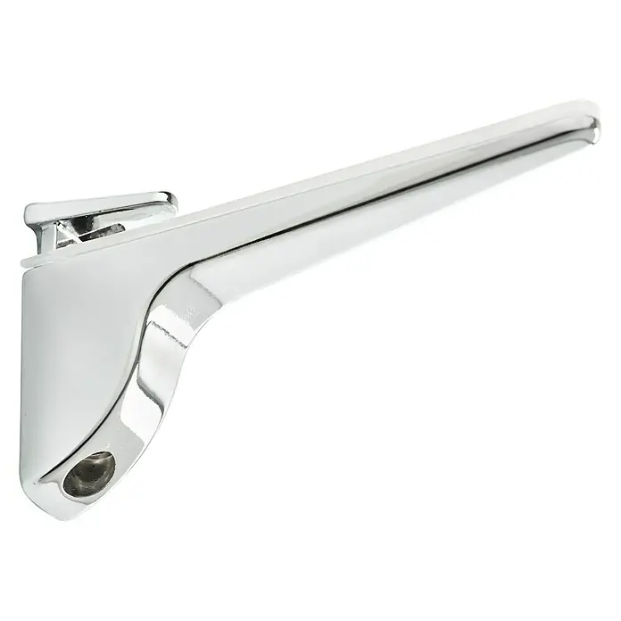 Format Wandregalhalter Pinocchio - L x B x H: 13 x 6,5 x 2,5 cm, Chrom - Nahaufnahme einer verchromten Waschtischarmatur, die ein elegantes, modernes Design mit glänzenden Oberflächen präsentiert.