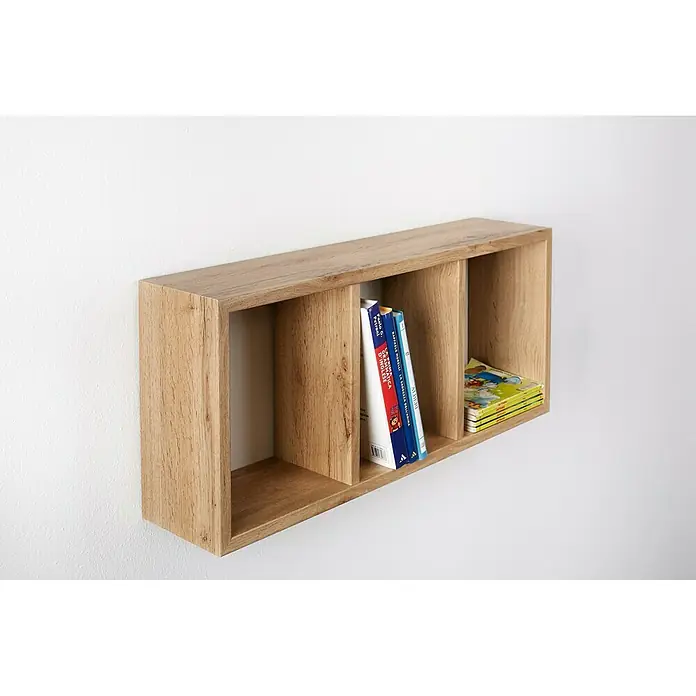 Format Wandregal Triade - L x B x H: 70 x 15 x 30 cm, Wildeiche - Ein helles, hölzernes Wandregal mit drei Fächern, gefüllt mit Büchern, die an einer weißen Wand befestigt sind, bietet praktischen Stauraum.
