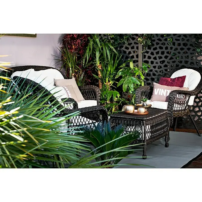 Sunfun Conjunto de muebles Savannah - 4 pzs., Ratán sintético/Acero, Marrón oscuro/Beige - Elegante conjunto de muebles de jardín de ratán negro con cómodos cojines blancos y toques decorativos, creando un ambiente relajante al aire libre.