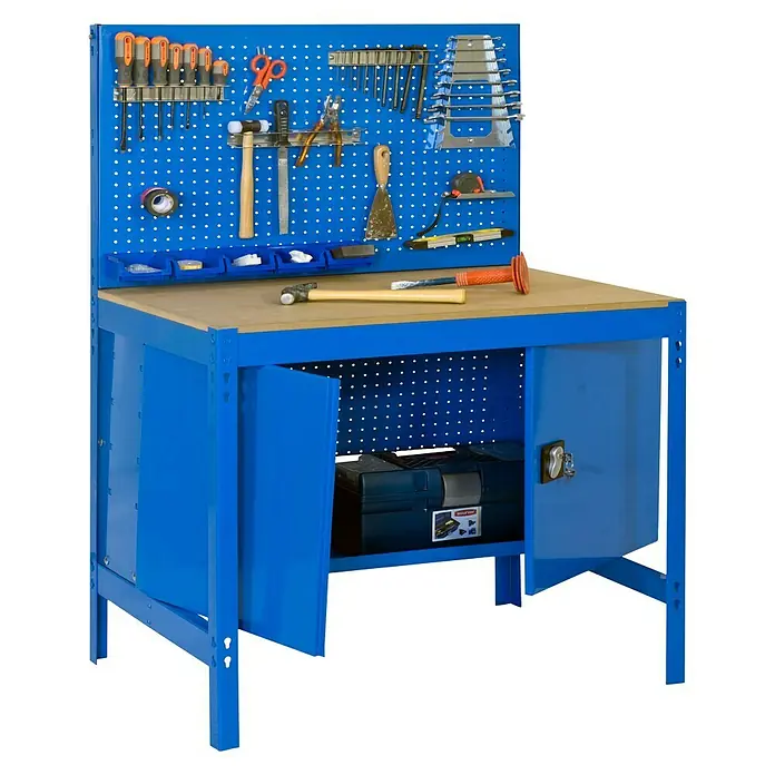 Simonrack Simonwork Banco de trabajo BT2 Locker - L x An: 61 x 121 cm, Altura de trabajo: 144,5 cm, Carga soportada: 600 kg, Azul - Banco de trabajo con herramientas. El banco tiene una estructura metálica azul, una encimera de madera y un panel perforado con herramientas.