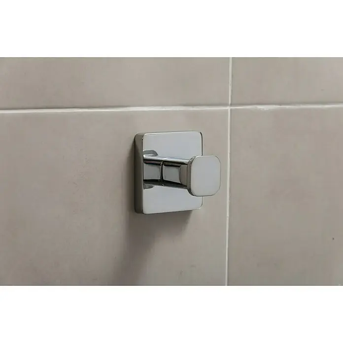 Tatay Kalo Colgador de baño - Cromo - Primer plano de un colgador de pared cromado cuadrado y brillante, montado en una pared de azulejos gris claro.