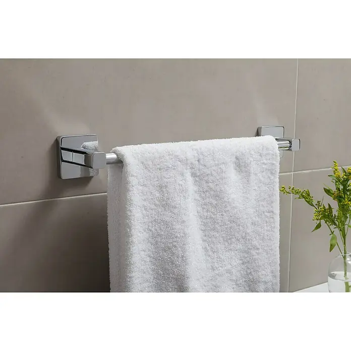 Tatay Kalo Toallero de barra - 45 cm, Cromo - Toallero cromado con toalla blanca, un accesorio de baño elegante que combina funcionalidad con diseño moderno.