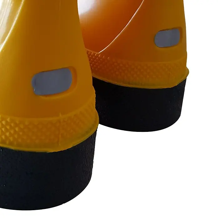 Sicherheitsstiefel - Schuhgröße: 44, S5 - Nahaufnahme von gelben Überschuhen mit schwarzen Sohlen und reflektierenden Details, die Funktionalität und Sicherheit vereinen.