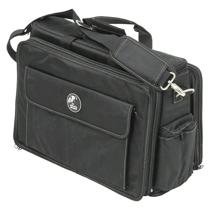 Hepco & Becker Werkzeugtasche Polytex 5852 Technikertasche - L x B x H: 220 x 440 x 330 mm, Polyester - Eine schwarze Pilotentasche mit Tragegriff und Schultergurt mit silberfarbenen Akzenten.