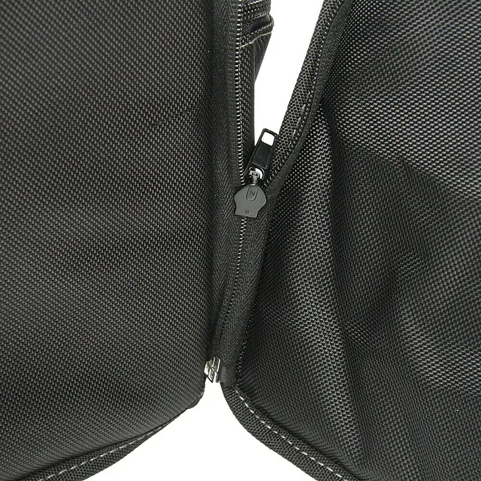 Hepco & Becker Werkzeugtasche Polytex 5852 Technikertasche - L x B x H: 220 x 440 x 330 mm, Polyester - Nahaufnahme eines schwarzen Reißverschlusses an einer Tasche. Robuste Verarbeitung für sicheren Verschluss.