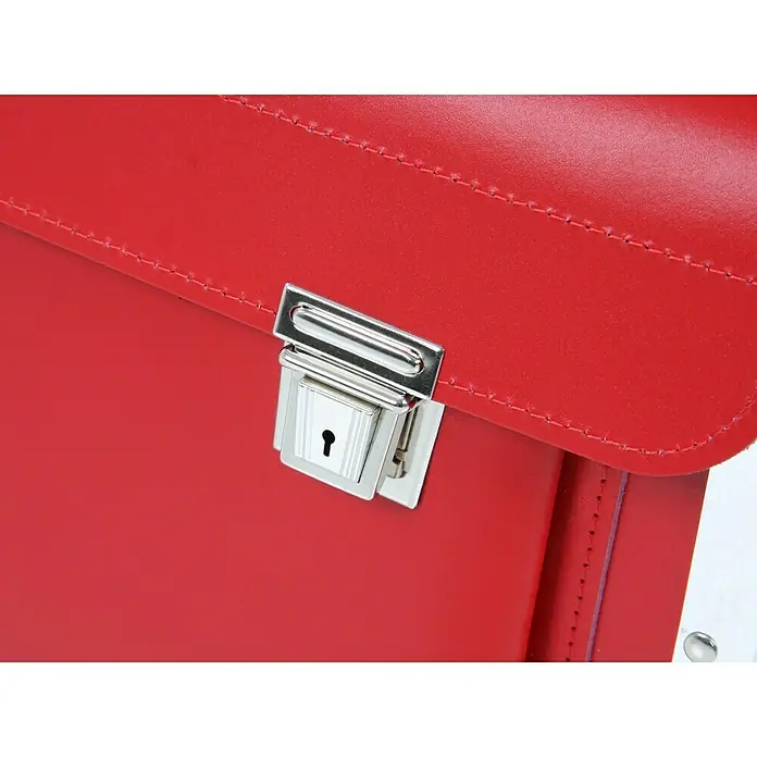 Hepco & Becker Werkzeugtasche Favorit 7163 - Innenmaß: B x T x H: 420 x 150 x 250 mm, Leder, Farbe: Rot - Nahaufnahme einer roten Lederaktentasche mit silbernem Schloss.