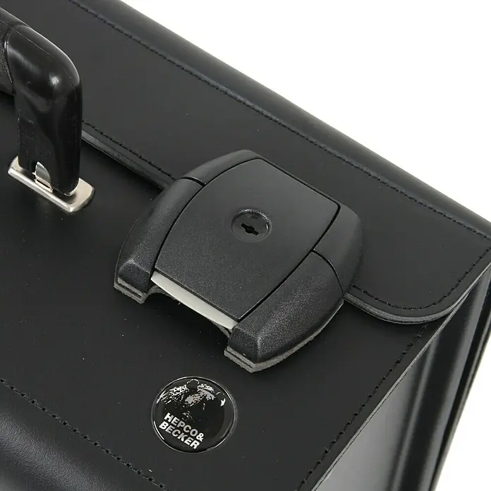 Hepco & Becker Werkzeugtasche Favorit 9116 - Innenmaß: B x T x H: 400 x 180 x 310 mm, Leder - Nahaufnahme einer schwarzen Hepco & Becker Motorradkoffer, der das robuste Design und die hochwertige Verarbeitung hervorhebt.