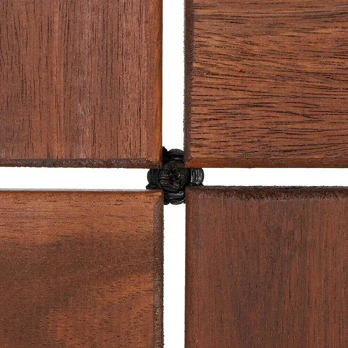 Loseta con sistema click - Madera de acacia, 30 x 30 x 2 cm, Marrón oscuro, 5 ud. - Primer plano de cuatro baldosas de madera unidas por un conector negro, creando una superficie de piso atractiva y duradera.