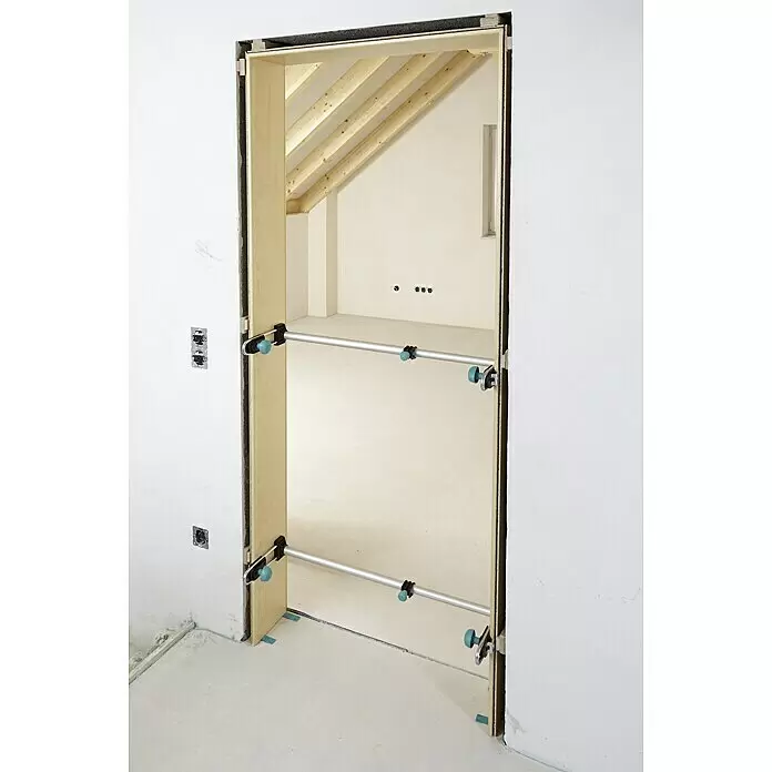 Wolfcraft Soporte para marcos de puerta Easy - Específico para: Puertas de 600 - 1.000 mm de ancho - Dos tensores telescópicos plateados con pomos azules sujetan un marco de puerta de madera durante la instalación.