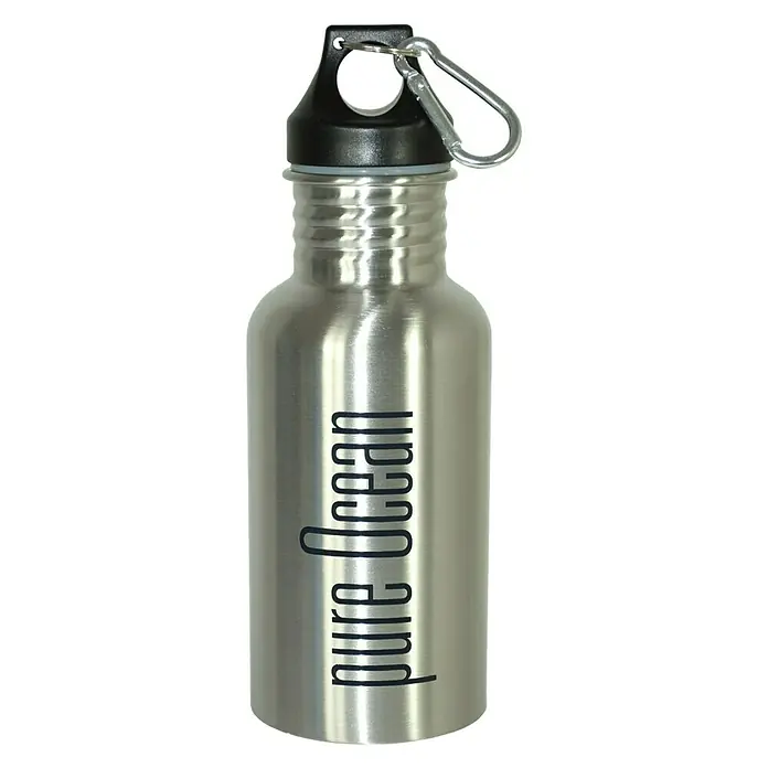 Yachticon Trinkflasche - 0,5 l, Edelstahl, Silber - Eine silberne Wasserflasche mit schwarzem Deckel und Karabiner. Auf der Flasche steht "Pure Ocean". Ideal für unterwegs!