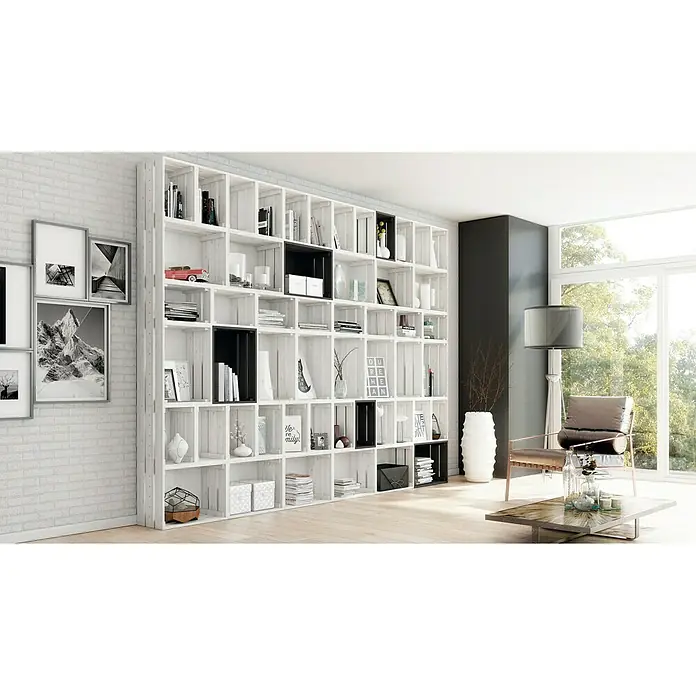 Astigarraga Home Box Holzkiste - L x B x H: 28 x 38,4 x 25,6 cm, Kiefernholz - Ein geräumiges Wohnzimmer mit einem großen Bücherregal, gefüllt mit Büchern und dekorativen Gegenständen, neben einem stilvollen Sessel.