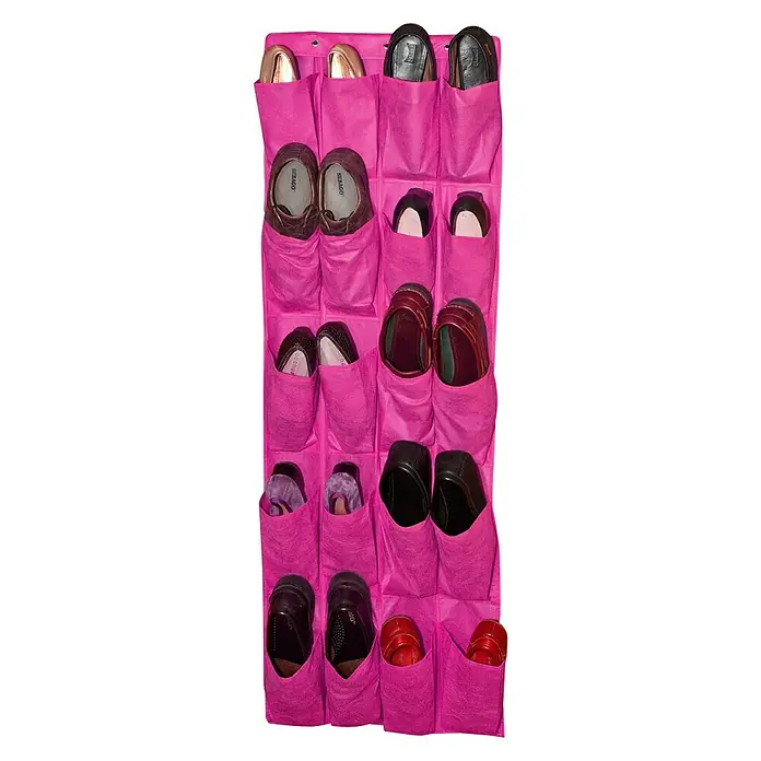 Jocca Organizador de armario - L x An: 135 x 48 cm, Número de compartimentos: 20 ud., Rosa - Un organizador colgante rosa con múltiples bolsillos, lleno de zapatos variados, que proporciona almacenamiento y ahorro de espacio.