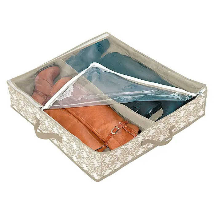 Organizador de armario Ella - L x An x Al: 60 x 50 x 12 cm, Beige, Específico para: Botas - Una caja de almacenamiento de botas cuadrada con cremallera y un patrón decorativo, llena de botas marrones y negras. Una solución práctica y elegante.
