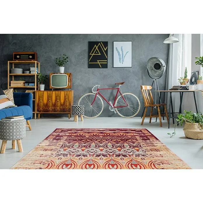 Kayoom Kurzflorteppich Baroque - Rot/Beige, 230 x 160 cm, 100 % Polyester - Ein Wohnzimmer mit einem gemusterten Teppich in Rot- und Beigetönen, der den Raum aufwertet und eine warme Atmosphäre schafft.