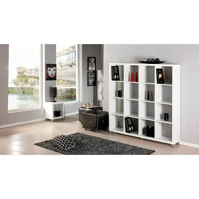 Estantería de madera Kubox - Al x An x Pr: 83 x 111 x 29 cm, Número de baldas: 6 ud., Blanco - Un moderno salón con una gran estantería blanca de dieciséis compartimentos que contiene objetos decorativos y libros.