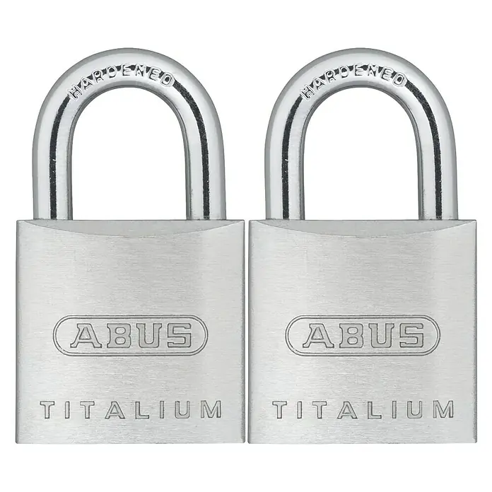 Abus Vorhängeschloss-Set Titalium 64TI - B x H: 20 x 34,5 mm, 2 Stk., Titalium-Spezialaluminium - Zwei silberne ABUS TITALIUM Vorhängeschlösser mit gehärteten Bügeln, ideal für hohe Sicherheitsanforderungen.