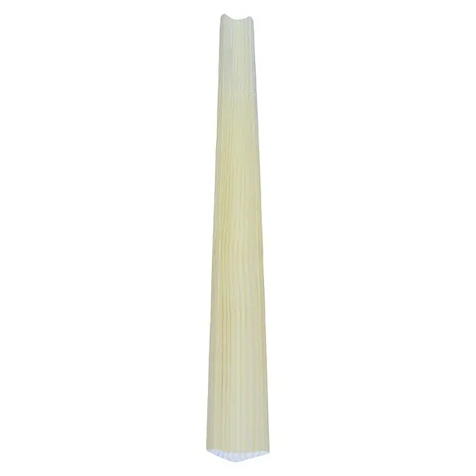 Ángulo interior barnizado - 240 cm x 23 mm x 23 mm, Madera de abeto - Primer plano de una mazorca de maíz amarillo pálido sin hojas. La textura y la forma del maíz son claramente visibles.