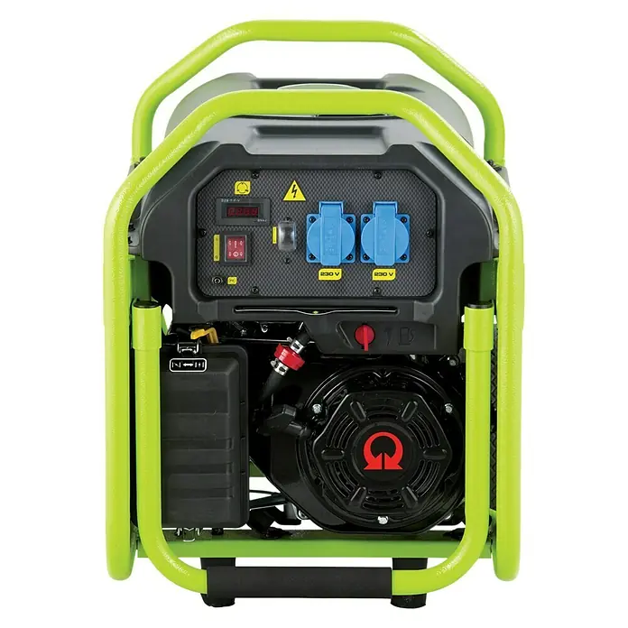Pramac Stromerzeuger PX4000 - 2,3 kW, Tankvolumen: 18,5 l, Verbrauch: 1,29 l/h - Stromerzeuger mit grünen Rahmen, Frontansicht. Anzeige, 2 blaue Steckdosen mit 230V, Motorblock mit rotem Logo.