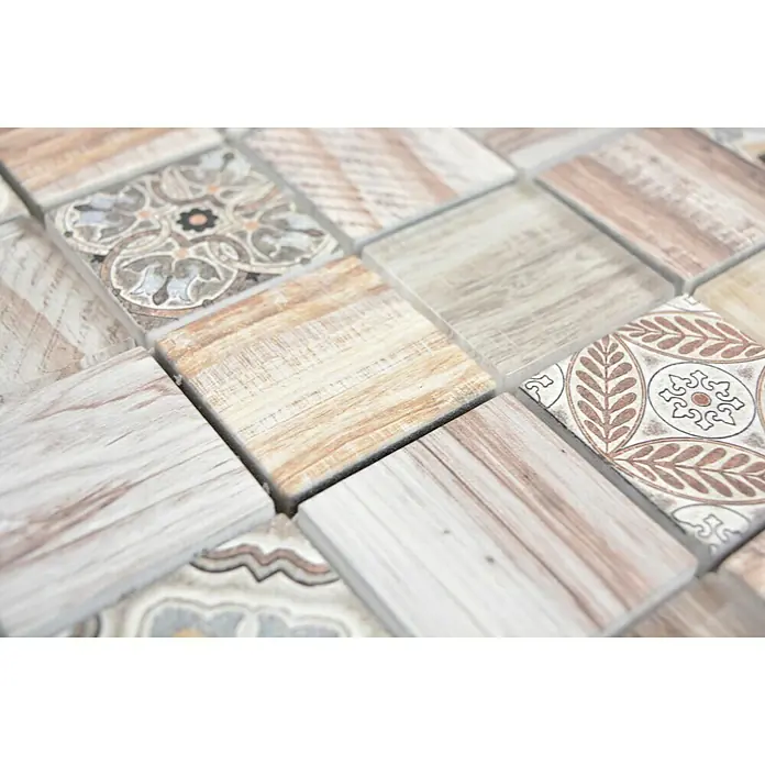 Mosaikfliese Quadrat Crystal XCM WOOD 100 - 30 x 30 cm, Beige, Glänzend - Nahaufnahme von Mosaikfliesen mit Holz- und Blumenmuster, ideal für stilvolle Innenräume.