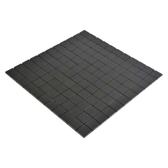 Selbstklebemosaik SAM 4AL3B - 29 x 29 cm, Schwarz, Matt - Nahaufnahme eines quadratischen Mosaiks aus kleinen, grauen Fliesen auf einem schwarzen Untergrund. Ideal für kreative Projekte und Dekorationen.