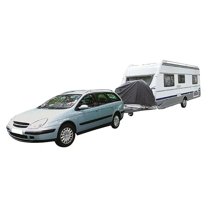 Cartrend Fahrrad-Transportschutz Deichselmontage - Geeignet für: Wohnmobile, Material: Nylon - Ein hellblaues Auto zieht einen Wohnwagen, der mit einer schwarzen Abdeckung geschützt ist. Ideal für Camping- und Reiseabenteuer.