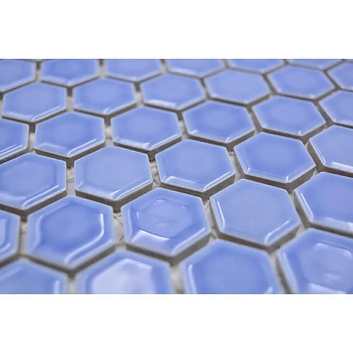 Mosaikfliese Hexagon Uni HX 280 - 26 x 30 cm, Blau, Glänzend - Nahaufnahme von blauen, glänzenden Sechseckfliesen, die ein stilvolles und modernes Mosaikmuster bilden. Ideal für Bad und Küche.