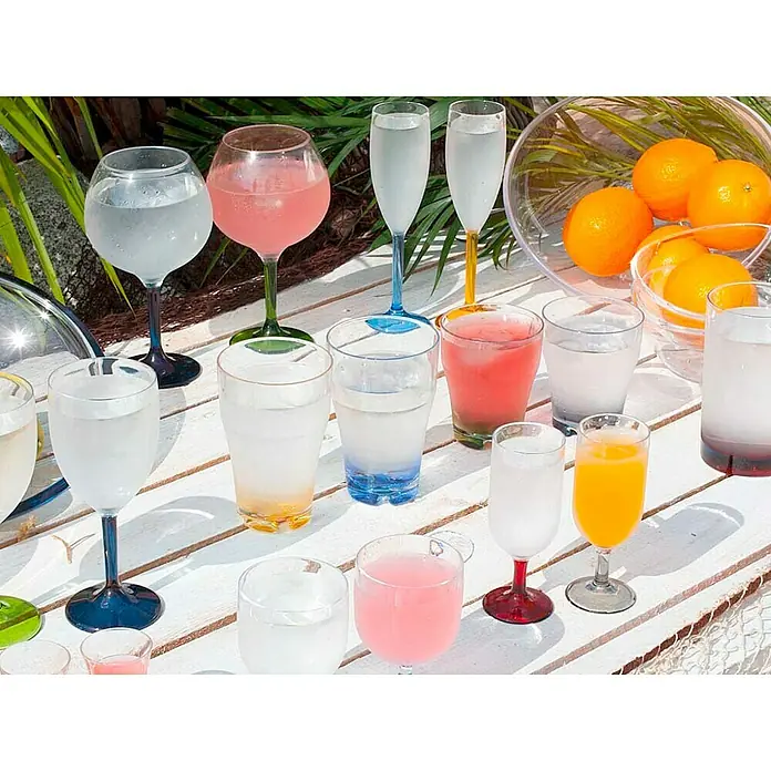 Marine Business Party Vaso para beber refresco - 6 ud., Plástico, Transparente - Un vibrante surtido de bebidas en cristalería elegante, perfecto para una fiesta de verano. Variedad refrescante sobre mesa de madera blanca.
