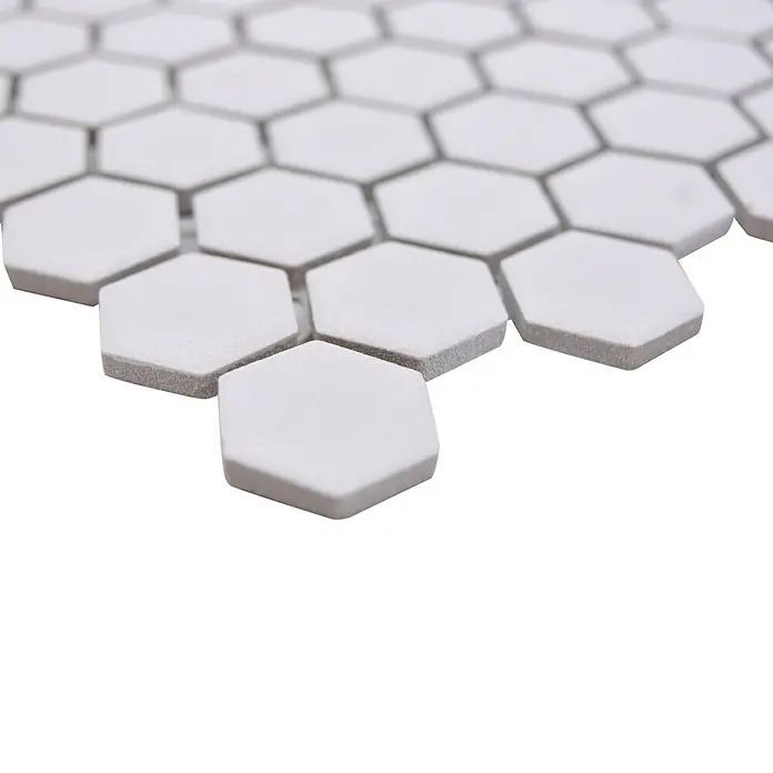 Mosaikfliese Hexagon Uni HX AT21 - 26 x 30 cm, Weiß, Matt - Nahaufnahme von weißen, sechseckigen Mosaikfliesen, die ein modernes und sauberes Design für Badezimmer oder Küchenrückwände bieten.