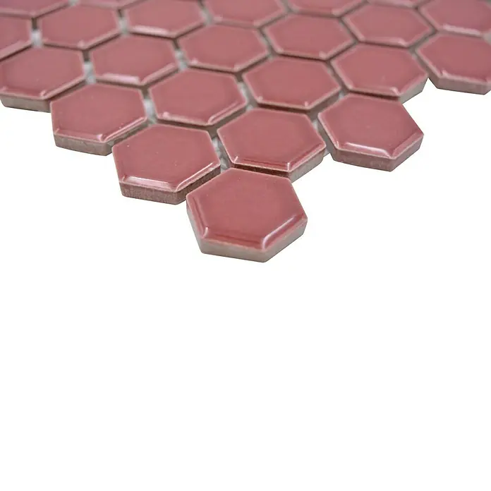 Mosaikfliese Hexagon Uni HX 240 - 26 x 30 cm, Bordeaux, Glänzend - Nahaufnahme von roten, sechseckigen Fliesen, die ein interessantes geometrisches Muster erzeugen und sich ideal für moderne Designs eignen.