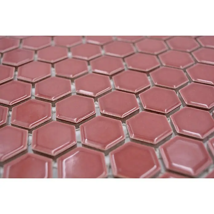 Mosaikfliese Hexagon Uni HX 240 - 26 x 30 cm, Bordeaux, Glänzend - Nahaufnahme von rosa sechseckigen Keramikfliesen, die ein elegantes Mosaikmuster für Badezimmer oder Küchenrückwände bilden.