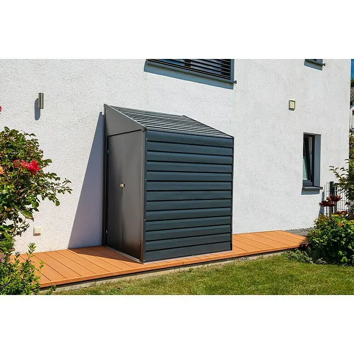 Spacemaker Geräteschrank 4x7 - Außenbreite inkl. Dachüberstand: 124 cm, Außentiefe inkl. Dachüberstand: 203 cm, Stahl, Grau - Geräteschrank aus Metall und Holzverbundstoff auf einer Terrasse neben einem weißen Gebäude mit Fenstern.