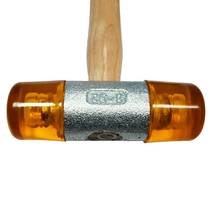 Heka Schonhammer - 330 g, Eschenholz, Durchmesser Kopf: 32 mm - Nahaufnahme eines Schonhammers mit orangefarbenem Kopf und Holzgriff vor schwarzem Hintergrund.
