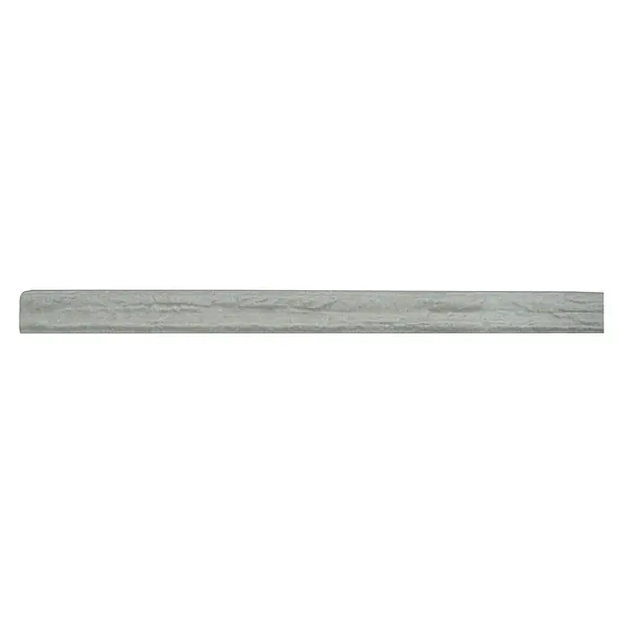 Moldura decorativa rústica Gris light - 5 x 60 x 5 cm, Gris light - Primer plano de una cenefa gris con superficie texturizada, ideal para detalles decorativos en paredes o pisos.