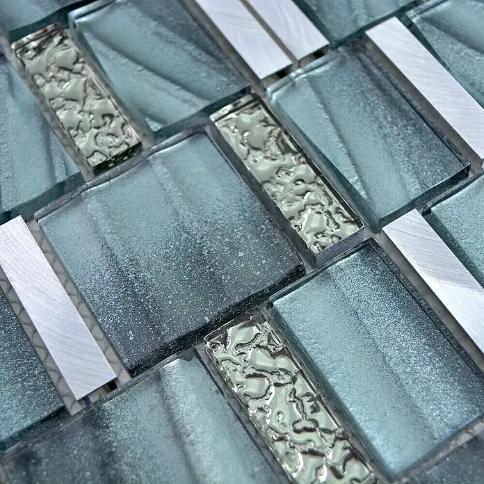 Mosaikfliese Crystal Mix XCM SUN05 - 29,7 x 29,5 cm, Grau, Glänzend - Nahaufnahme von blauen Glasmosaikfliesen mit silbernen Akzenten, die ein modernes und stilvolles Design für Innenräume zeigen.