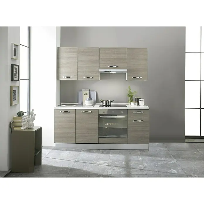 Marinelli Cucine Vormontierte Küchenzeile Rita - Breite: 195 cm, Eiche Grau, Mit Elektrogeräten - Aufnahme einer modernen Küche mit grauen Holzschränken, einer weißen Arbeitsplatte und modernen Geräten, die ein elegantes Design zeigt.